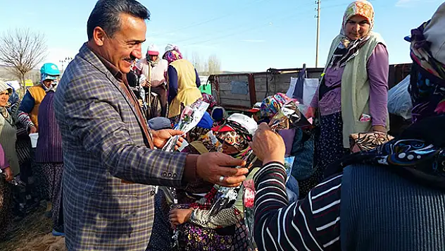 Başkan Tutal Haşhaş tarlasındaki kadınları ziyaret etti