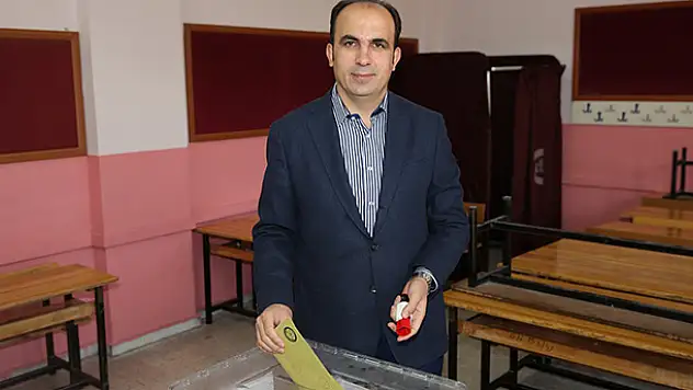 Başkan Uğur İbrahim Altay Sandık Başında