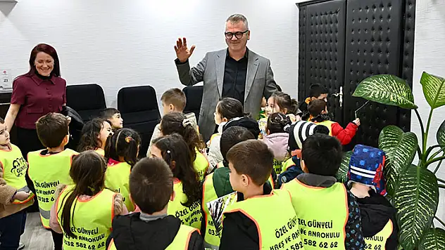 Başkan Ustaoğlu, minik misafirlerini ağırladı