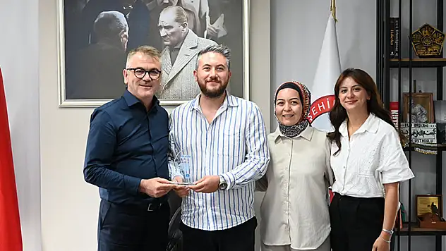 Başkan Ustaoğlu'ndan teşekkür plaketi
