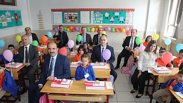 Başkanlar, Konya'daki öğrencileri ilk okul gününde yalnız bırakmadı