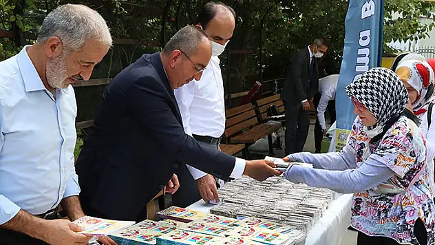Başkanlardan miniklere namaz ve dua kitabı hediyesi