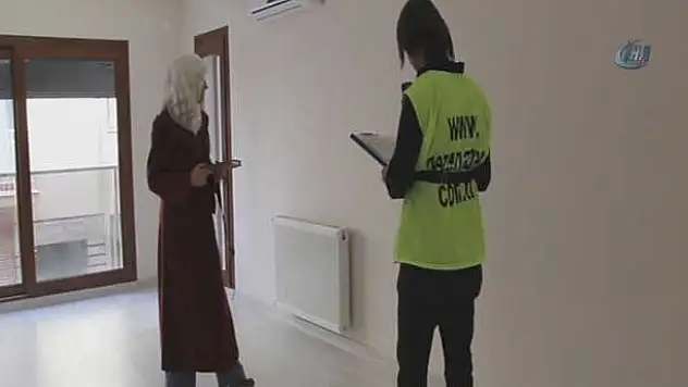 Başkasının yerine takı takıyor cenazede dua ediyor