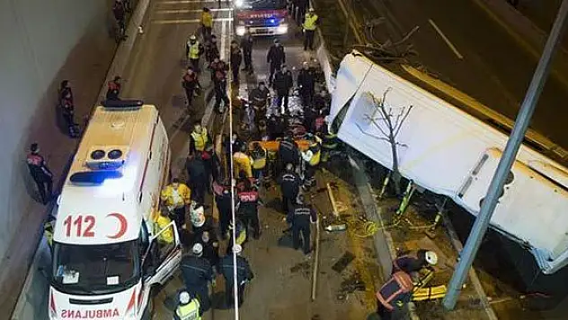 Başkent'te özel halk otobüsü devrildi: 14 yaralı 1 ölü