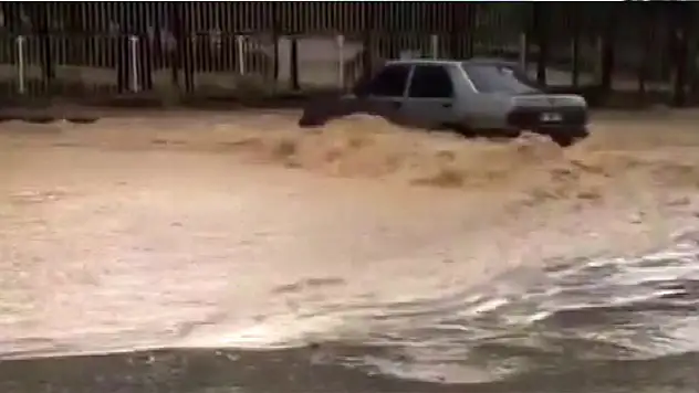Başkent'te yağmur suları araçları sürükledi
