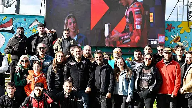 Başkentliler milli motosiklet sporcusu Razgatlıoğlu'nu dev ekranda izledi