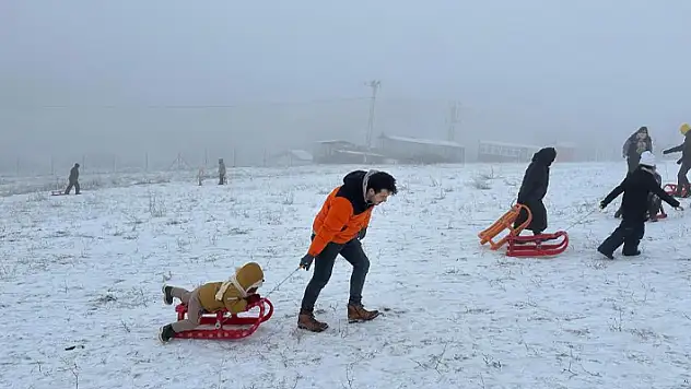 Başkentte beklenen kar yağışının tadını minikler çıkardı
