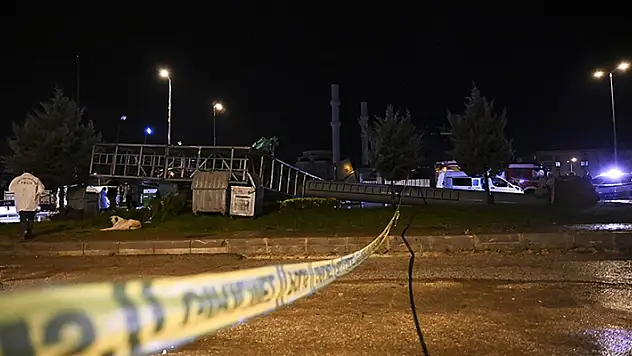 Başkentte devrilen reklam panosunun altında kalan 1 kişi öldü
