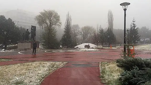 Başkentte mevsimin ilk karı yağdı