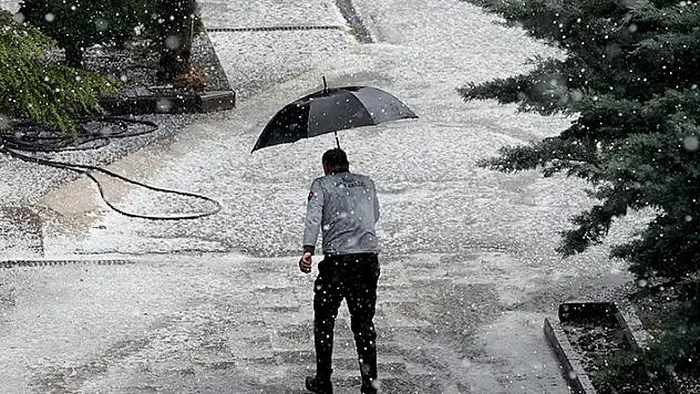 Başkentte sağanak ve dolu yağışı yaşamı olumsuz etkiledi
