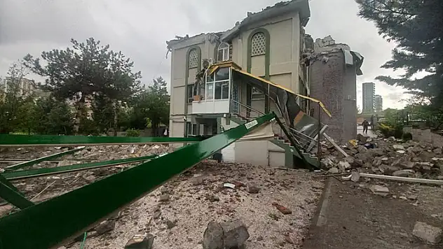 Başkentte şiddetli rüzgar ağaçları devirdi, çatıları uçurdu
