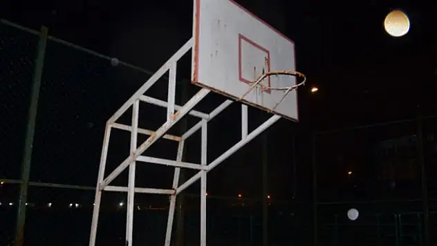 Basket potasında çırpınan genci polis son anda kurtardı