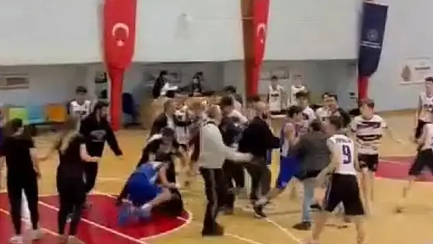 Basketbol sahası boks ringine döndü...Bir oyuncu yaralandı...