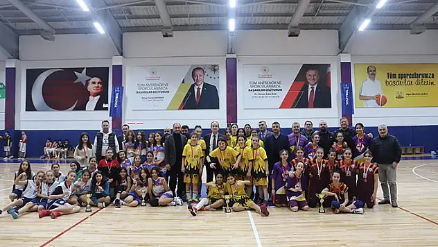 Basketbolda okullar ter döktü
