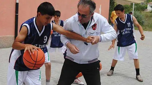Basketçi Güven Gündüz Guinness için hazırlanıyor