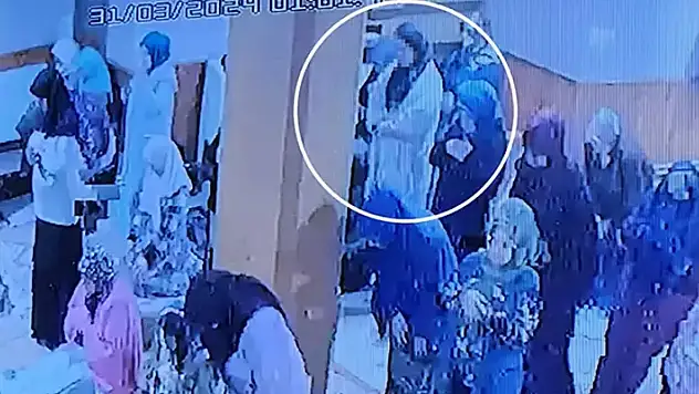 Başörtü takıp camide namaz kılan kadınları taciz etti!
