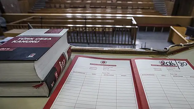 Başörtülü hakimi 'laikliğe aykırı' olduğu gerekçesiyle reddeden avukata hapis talebi
