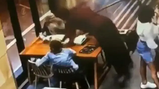 Başörtülü hamile kadına çirkin saldırı! Darp edilen kadın hastaneye kaldırıldı...