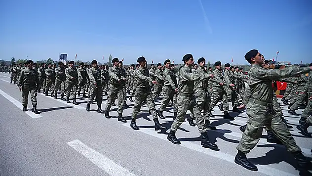 Başvuru yapacaklar dikkat! Milli Savunma Bakanlığının sözleşmeli er başvurularında süre 1 Ekim'de dolacak

