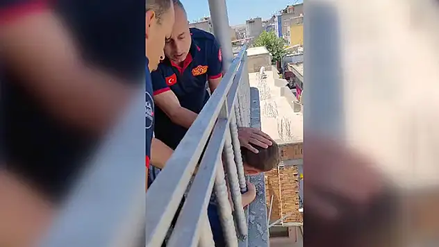 Batman'da başı balkon demirine sıkışan çocuk kurtarıldı
