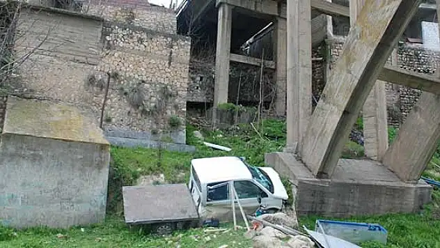 Batman'da kamyonet köprüden düştü