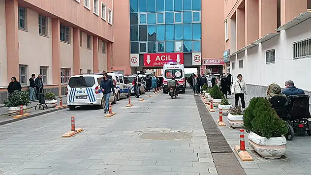 Batman'da öğretmen okuldan çıkarmak istediği kişi tarafından bıçaklandı