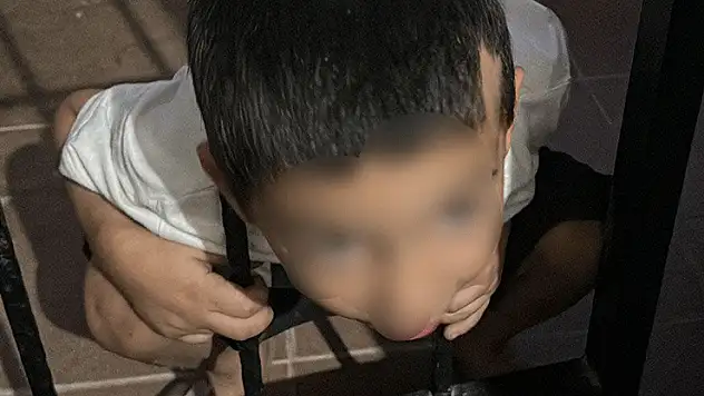 Batman'da balkona kafası sıkışan çocuk itfaiye tarafından kurtarıldı