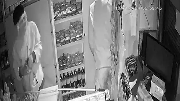 Batman'da büfeden hırsızlık kamerada 4 dakikada her şeyi çalmışlar
