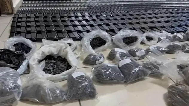 Batman'da duvar içindeki özel bölmede binlerce silah malzemesi ele geçirildi

