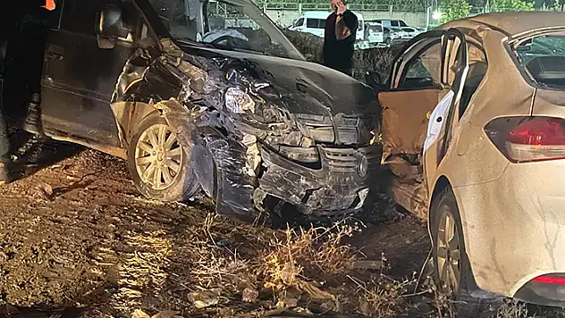 Batman'da hafif ticari araç ile otomobil çarpıştı: 8 yaralı
