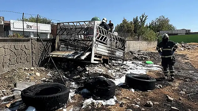 Batman'da kamyonet römorkunda bulunan lastiklerle yandı