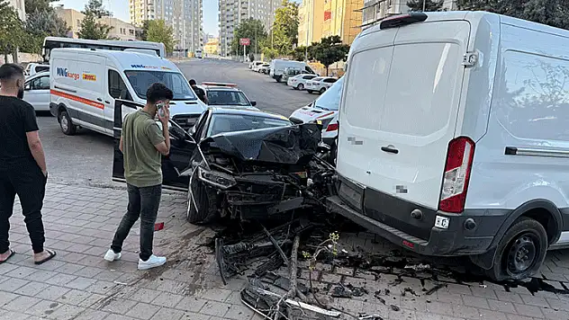 Batman'da otomobil ile minibüs çarpıştı: 1 yaralı