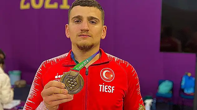 Batuhan Şimşek'ten bronz madalya 