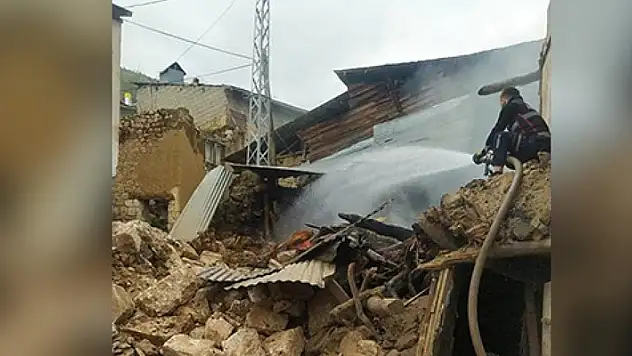 Bayburt'ta ev yangını eşleri ayırdı: 1 ölü, 1 yaralı
