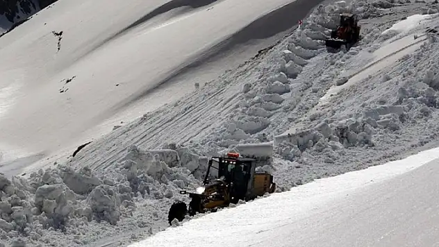 Bayburt-Trabzon arasındaki yolda 5 metrelik kar
