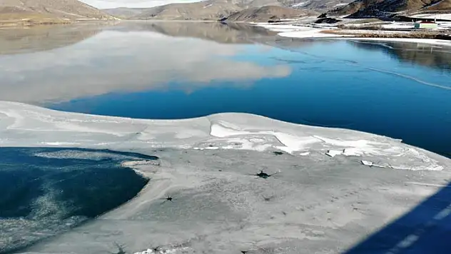 Bayburt'ta soğuk hava gölet ve akarsuları dondurdu

