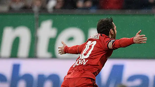 Bayer Leverkusen Hakan Çalhanoğlu'yla 1 puan kazandı