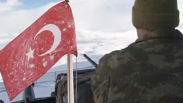 Bayrak donduran soğukta Mehmetçik nöbet tutuyor