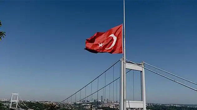 Bayraklar yarıya indirildi...
