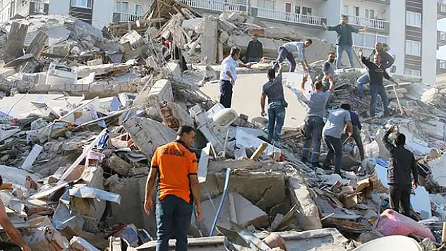 Bayraklı'da enkazdan 4 kişi yaralı çıkarıldı
