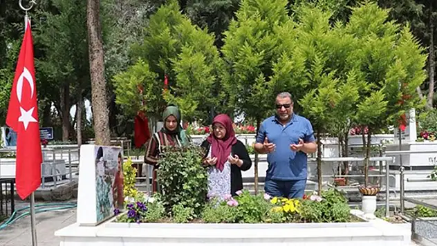 Bayram arifesinde şehit kabirlerine hüzünlü ziyaret
