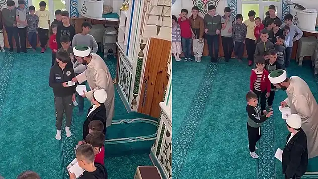 Bayram namazına gelen çocuklara sürpriz
