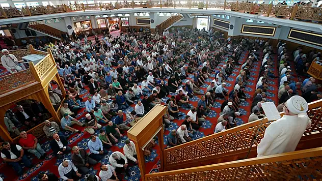 Bayram namazında camiler doldu taştı

