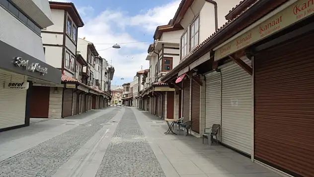 Bayram nedeniyle kalabalıkların akın ettiği Bedesten'de kepenkler kapalı
