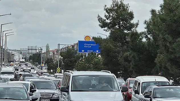 Bayram sonrası dönüşe geçenler Konya-Ankara kara yolunda trafik yoğunluğu oluşturuyor
