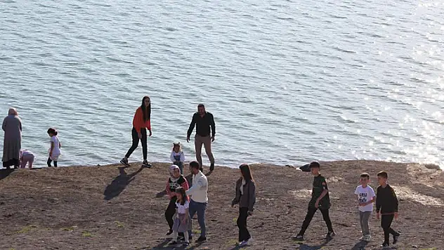 Bayram tatilinde Meke Gölü ve Acıgöl'e ziyaretçi akını
