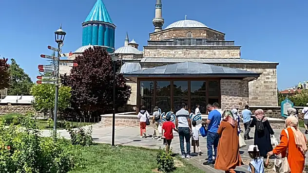 Bayram tatilinde Mevlana Müzesinde ziyaretçi yoğunluğu yaşanıyor