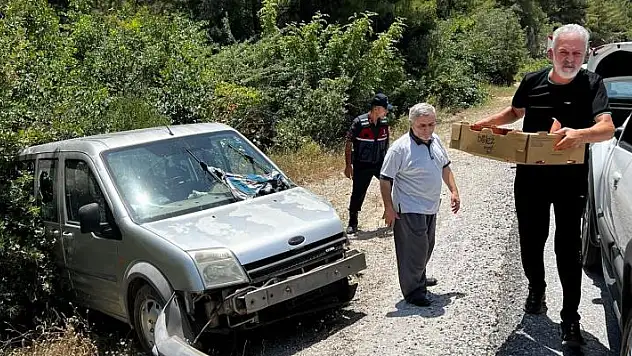 Bayram trafiğinde 3 araç birbirine girdi: 2 yaralı
