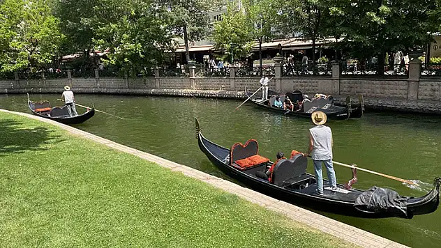 Bayramda Eskişehir'e gelen turistler gondol seferlerini yoğunlaştırdı