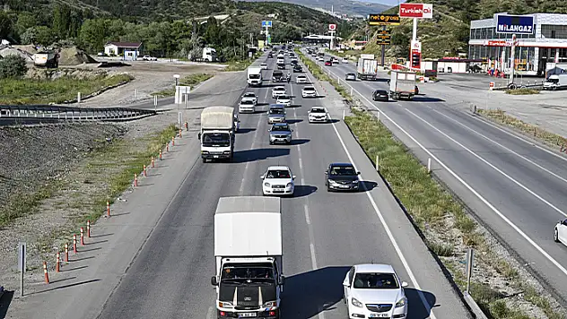 Bayramın son gününde Ankara'ya dönüşte trafik yoğunluğu yaşanıyor
